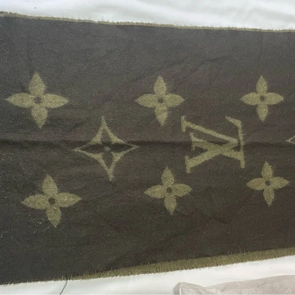 Louis Vuitton Olive Green Scarf - Picture 4 of 4